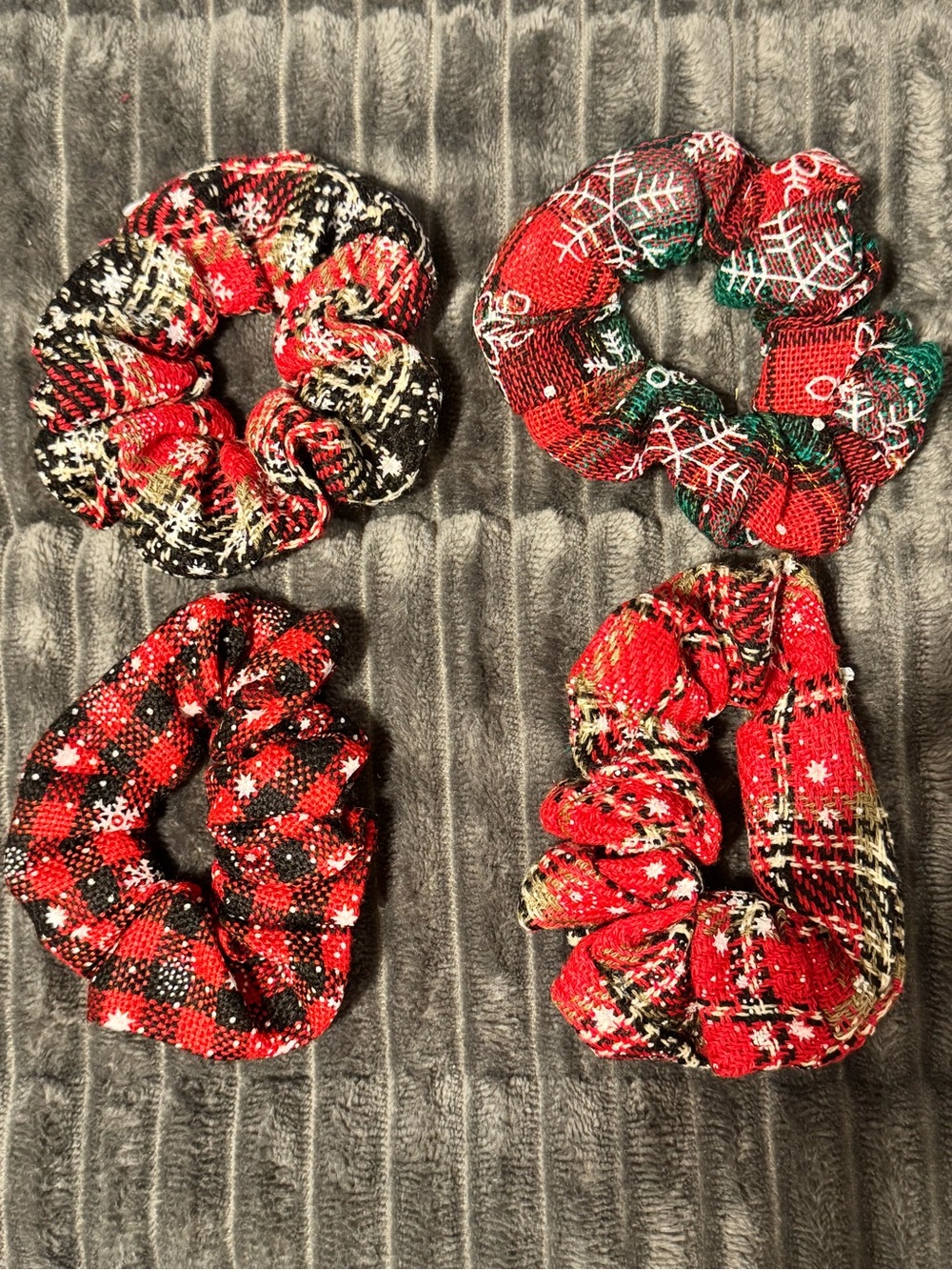 Maurices Red Black Green Plaid Holiday Scrunchie Set